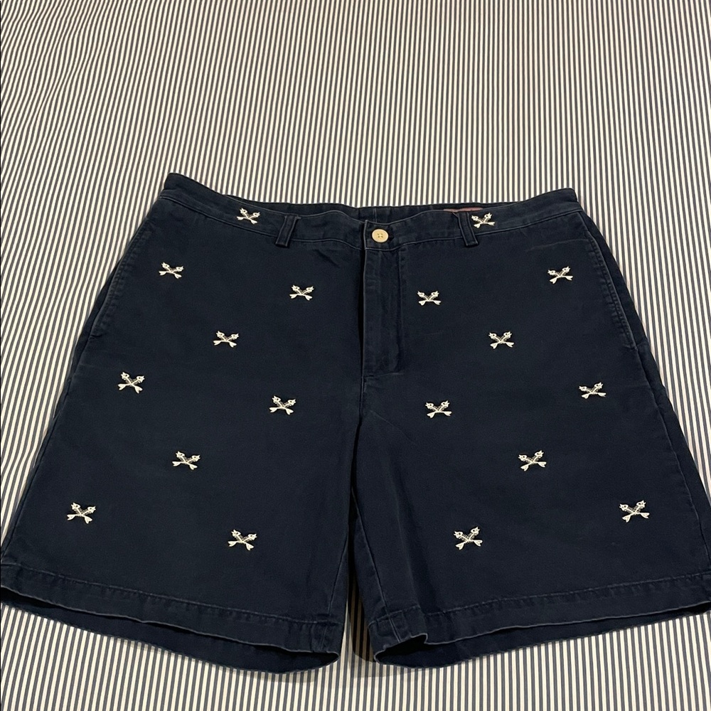 Vineyard Vines embroidered fish bone shorts
